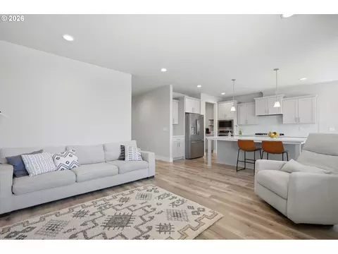 Living - 41470 Metolius Ave, Sandy, OR 97055 photo 4 of 4