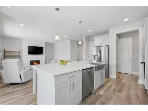 Kitchen - 41470 Metolius Ave, Sandy, OR 97055 photo 4 of 9