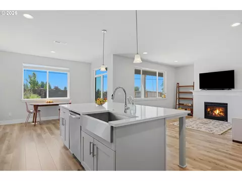 Kitchen - 41470 Metolius Ave, Sandy, OR 97055 photo 8 of 9