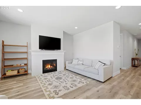 Living - 41470 Metolius Ave, Sandy, OR 97055 photo 2 of 4
