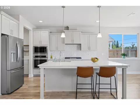 Kitchen - 41470 Metolius Ave, Sandy, OR 97055 photo 7 of 9