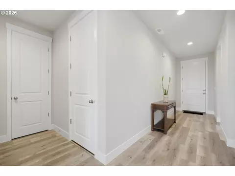Entry Way - 41470 Metolius Ave, Sandy, OR 97055 photo 2 of 3