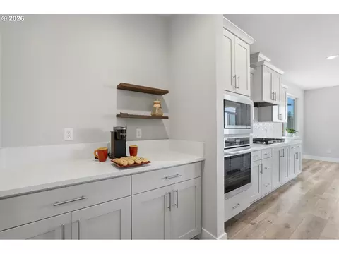 Kitchen - 41470 Metolius Ave, Sandy, OR 97055 photo 9 of 9