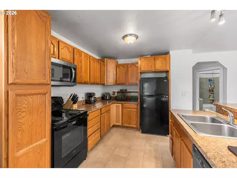 Kitchen - 1901 SW Goodwin Ave, Pendleton, OR 97801 photo 4 of 4