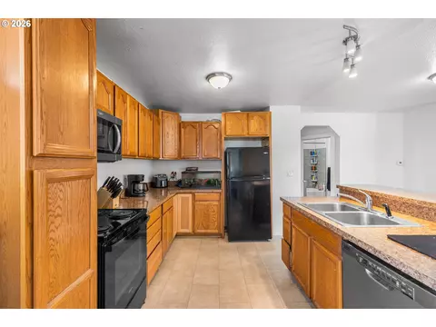 Kitchen - 1901 SW Goodwin Ave, Pendleton, OR 97801 photo 3 of 4