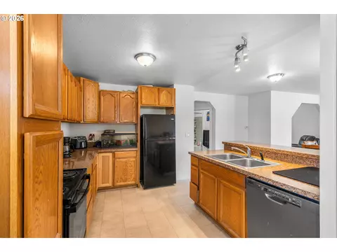 Kitchen - 1901 SW Goodwin Ave, Pendleton, OR 97801 photo 2 of 4