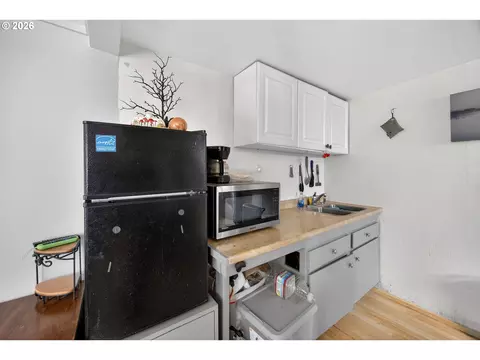 Kitchen - 87606 Rice Rd, Mapleton, OR 97453 photo 4 of 4