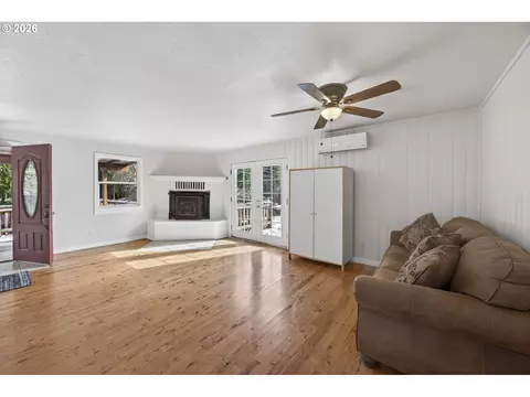 Living - 87606 Rice Rd, Mapleton, OR 97453 photo 3 of 8