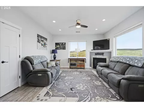 Living - 1275 Wright Rd, Arlington, OR 97812 photo 1 of 1