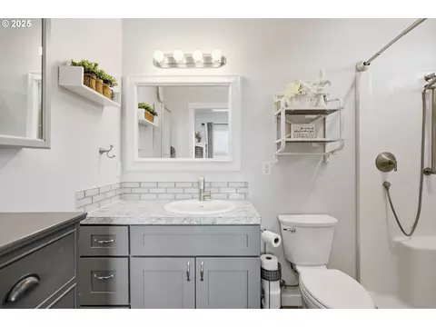 Bath - 1275 Wright Rd, Arlington, OR 97812 photo 3 of 3