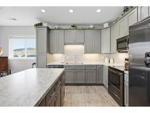 Kitchen - 1275 Wright Rd, Arlington, OR 97812 photo 2 of 4