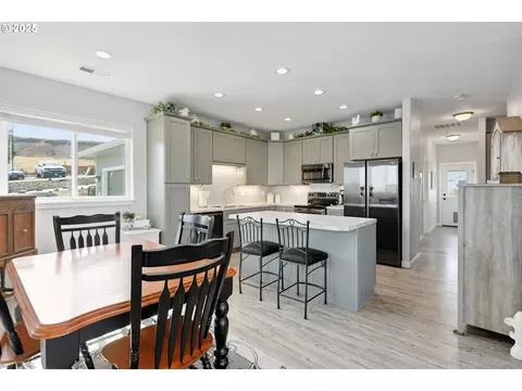 Kitchen - 1275 Wright Rd, Arlington, OR 97812 photo 1 of 4