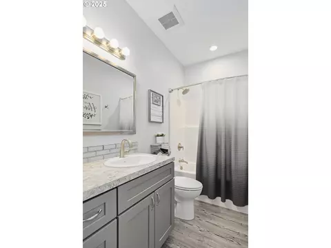 Bath - 1275 Wright Rd, Arlington, OR 97812 photo 2 of 3