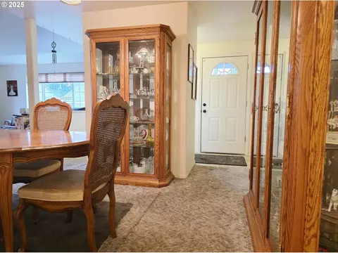 Entry Way - 795 Red Cedar Ct, Eugene, OR 97402 photo 1 of 4