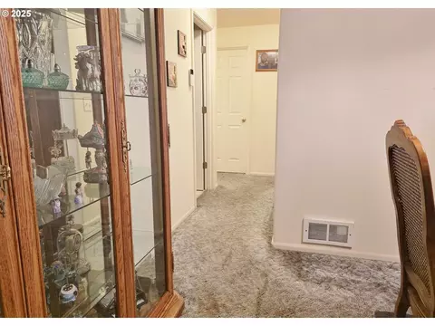 Entry Way - 795 Red Cedar Ct, Eugene, OR 97402 photo 3 of 4
