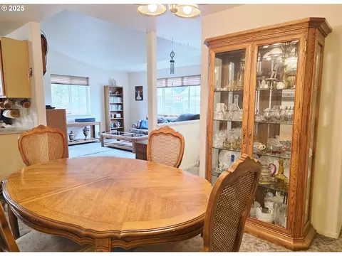 Dining - 795 Red Cedar Ct, Eugene, OR 97402 photo 2 of 2