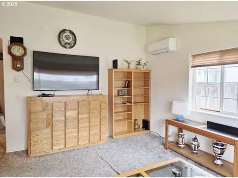 Living - 795 Red Cedar Ct, Eugene, OR 97402 photo 3 of 3