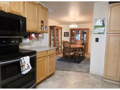 Kitchen - 795 Red Cedar Ct, Eugene, OR 97402 photo 3 of 3