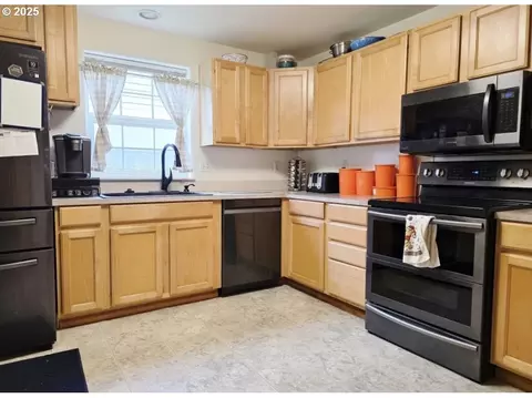 Kitchen - 795 Red Cedar Ct, Eugene, OR 97402 photo 2 of 3