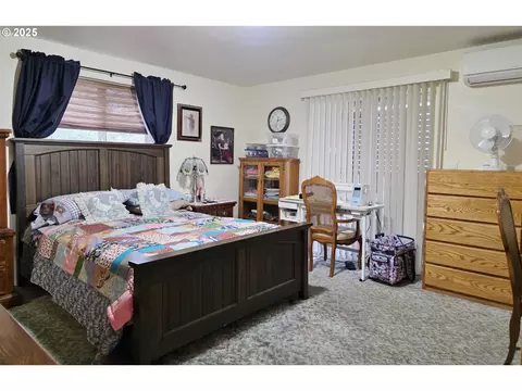 Bedroom - 795 Red Cedar Ct, Eugene, OR 97402 photo 7 of 9