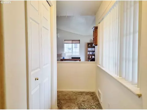 Entry Way - 795 Red Cedar Ct, Eugene, OR 97402 photo 2 of 4