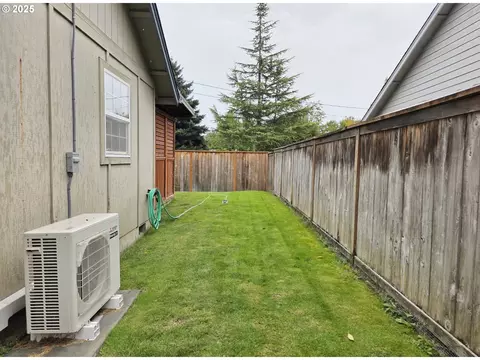 Exterior - 795 Red Cedar Ct, Eugene, OR 97402 photo 4 of 6