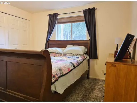 Bedroom - 795 Red Cedar Ct, Eugene, OR 97402 photo 1 of 9