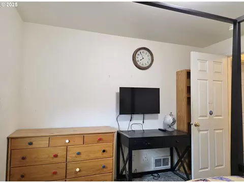 Bedroom - 795 Red Cedar Ct, Eugene, OR 97402 photo 5 of 9