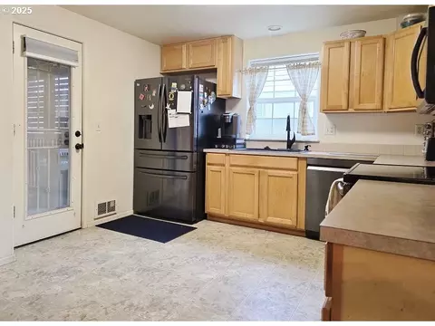 Kitchen - 795 Red Cedar Ct, Eugene, OR 97402 photo 1 of 3