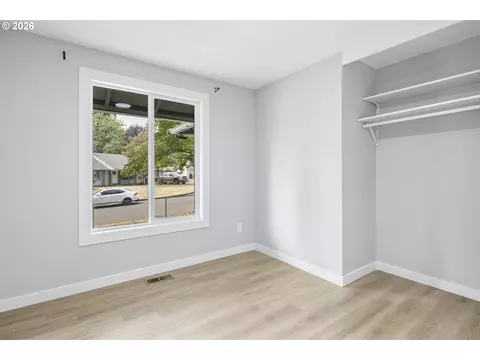 Bedroom - 2013 NE Roberts Ct, Gresham, OR 97030 photo 1 of 6