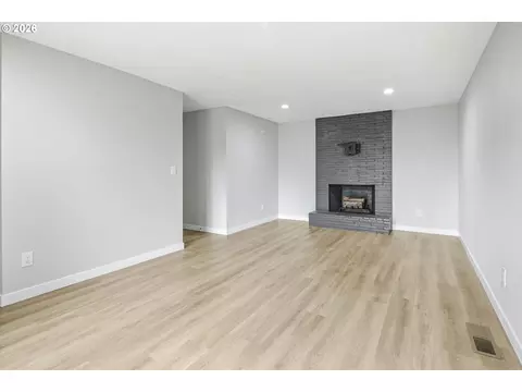 Living - 2013 NE Roberts Ct, Gresham, OR 97030 photo 6 of 11