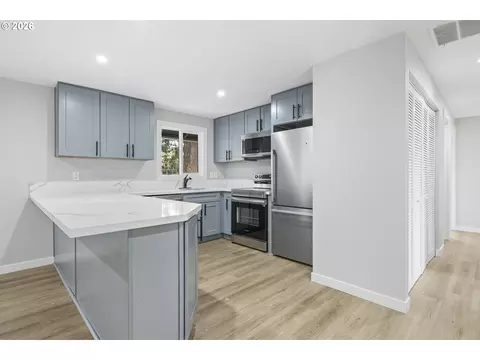 Kitchen - 2013 NE Roberts Ct, Gresham, OR 97030 photo 1 of 2