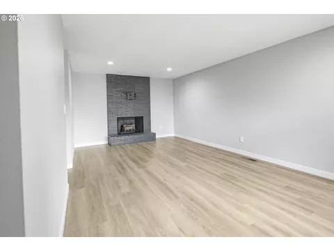 Living - 2013 NE Roberts Ct, Gresham, OR 97030 photo 5 of 11