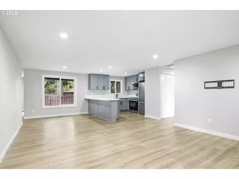 Living - 2013 NE Roberts Ct, Gresham, OR 97030 photo 2 of 11