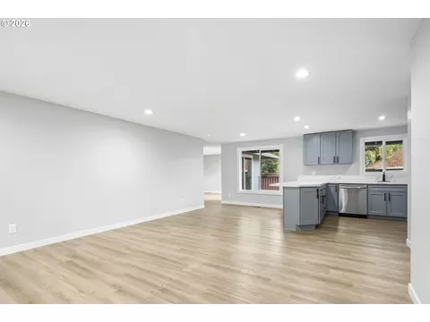 Living - 2013 NE Roberts Ct, Gresham, OR 97030 photo 1 of 11