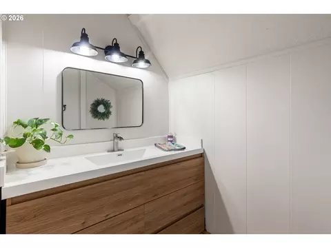 Bath - 416 NW 5th St, Pendleton, OR 97801 photo 4 of 5
