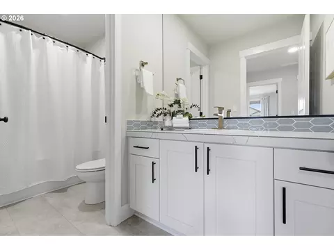 Bath - 2999 S Quartz Dr, Cornelius, OR 97113 photo 5 of 5