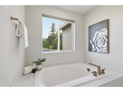 Bath - 2999 S Quartz Dr, Cornelius, OR 97113 photo 3 of 5