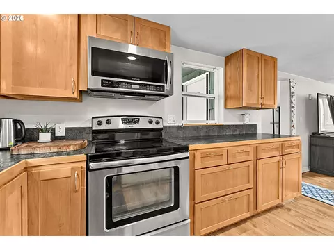 Kitchen - 269 S 69th Pl, Springfield, OR 97478 photo 3 of 4