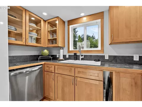 Kitchen - 269 S 69th Pl, Springfield, OR 97478 photo 4 of 4