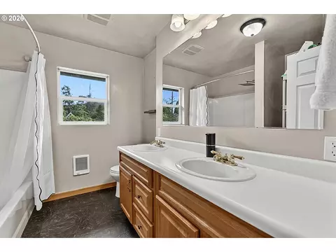 Bath - 269 S 69th Pl, Springfield, OR 97478 photo 1 of 5