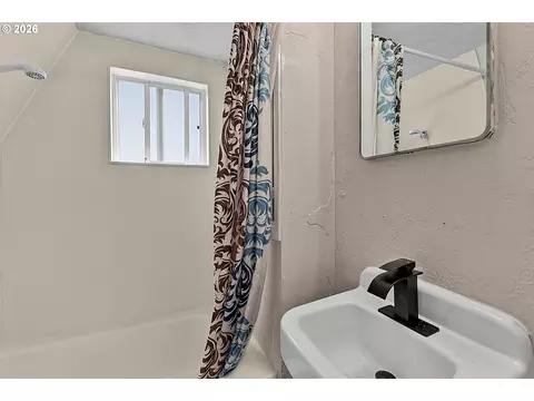 Bath - 269 S 69th Pl, Springfield, OR 97478 photo 5 of 5