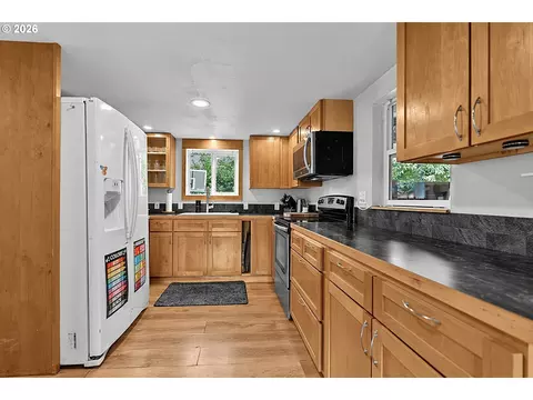 Kitchen - 269 S 69th Pl, Springfield, OR 97478 photo 1 of 4