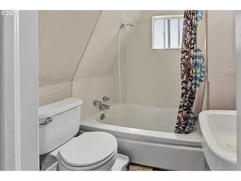 Bath - 269 S 69th Pl, Springfield, OR 97478 photo 4 of 5