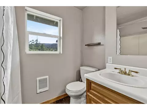 Bath - 269 S 69th Pl, Springfield, OR 97478 photo 2 of 5