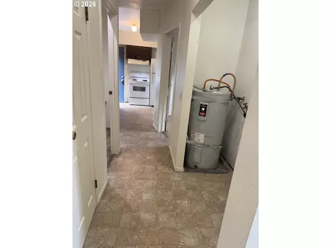 Entry Way - 736 5th St, Springfield, OR 97477 photo 2 of 4