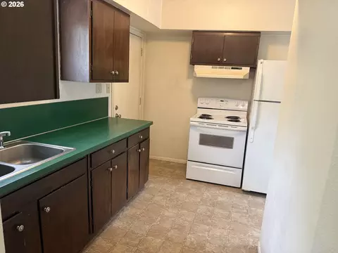 Kitchen - 736 5th St, Springfield, OR 97477 photo 2 of 4