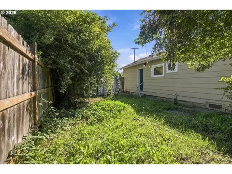 Exterior - 736 5th St, Springfield, OR 97477 photo 2 of 5