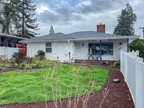 1811 NW Dogwood St, Roseburg, OR 97471