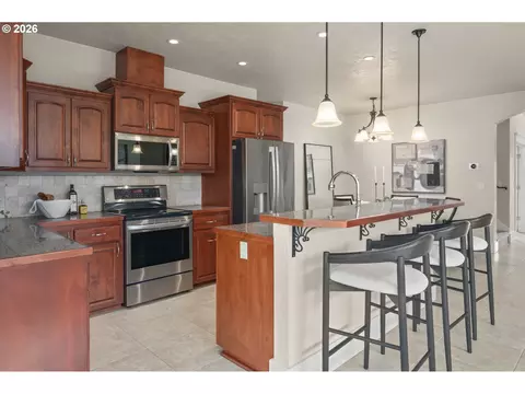 Kitchen - 1474 Arondo Ct, Eugene, OR 97401 photo 3 of 6